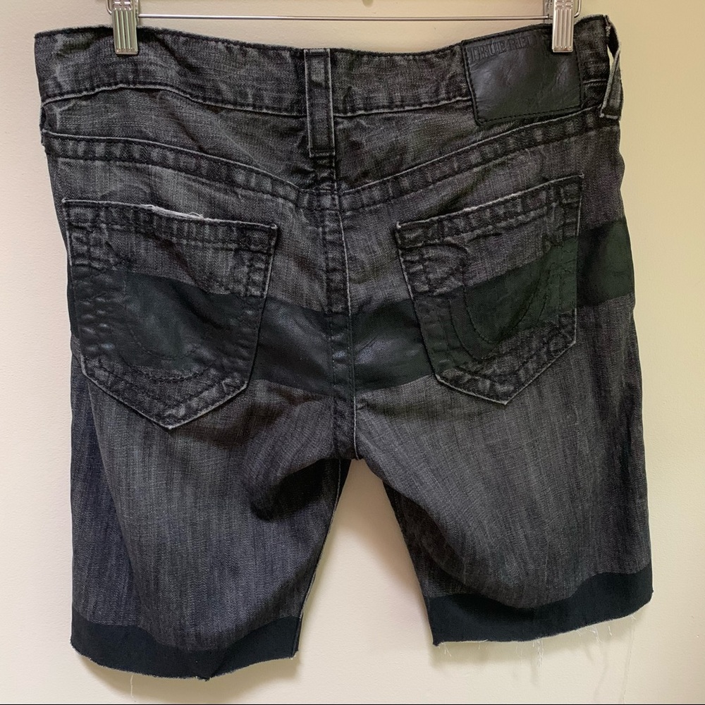 True Religion  Men's Geno Relaxed Slim Faded Black Denim Shorts - Picture 3 of 10